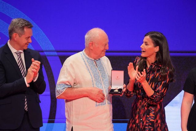 El ministro de Sanidad, José Manuel Miñones y la Reina Letizia durante el acto del “Día Mundial de la Cruz Roja y de la Media Luna Roja”, celebrado en el Círculo de Bellas Artes, a 30 de mayo de 2023, en Madrid (España).