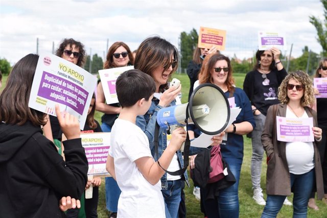 Varias asistentes con sus hijos durante un picnic reivindicativo en el Día de las Familias convocado por la Federación de Asociaciones de Madres Solteras.