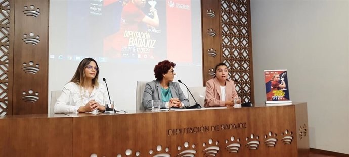 Autoridades en la presentación del Torneo Internacional de Menores Trofeo de Pádel Diputación de Badajoz.