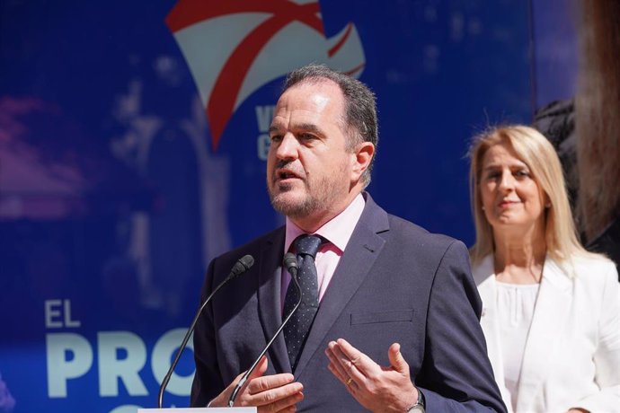 El presidente del PP vasco, Carlos Iturgaiz, interviene en un acto durante su visita a la sede electoral de su partido en Vitoria, a 5 de mayo de 2023, en Vitoria-Gasteiz, Álava, País Vasco (España).
