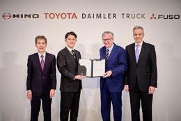 Los representantes de Daimler Truck, Toyota y los de sus filiales Mitsubishi Fuso y Hino, en la firma del Memorando de Entendimiento.