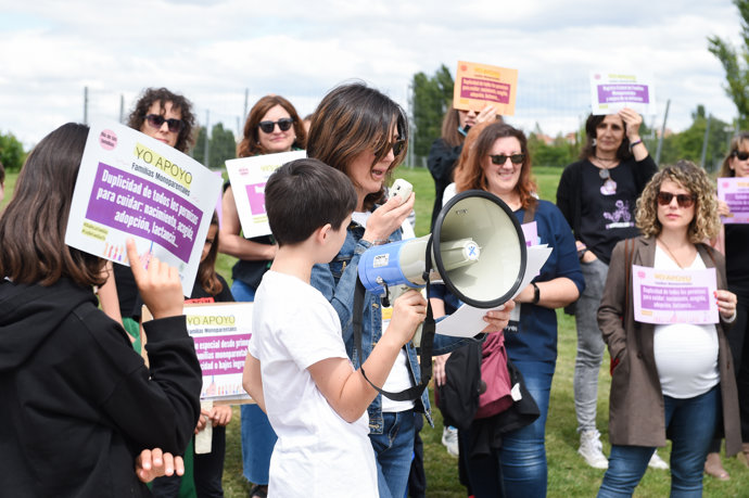 Varias asistentes con sus hijos durante un Picnic Reivindicativo en el Día de las Familias, en el parque Madrid Río, a 14 de mayo de 2023, Madrid (España). FAMS (Federación de Asociaciones de Madres Solteras), entidad que lleva desde 1994 siendo un punt