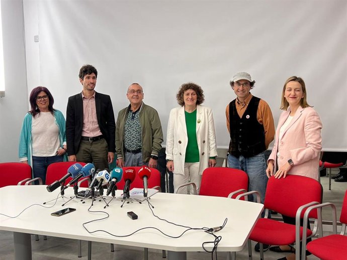 Goretti Sanmartín, en rueda de prensa junto a los concejales electos que le acompañarán en  la corporación local, anuncia contactos con PSOE y Compostela Aberta para conformar gobierno local.