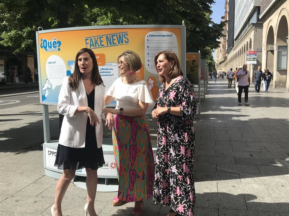 La rectora de la USJ, Berta Sáez; la vicerrectora de Investigación, Beatriz Giner, y la vicealcaldesa del Ayuntamiento de Zaragoza en funciones, Sara Fernández, inauguran la exposición 'Qué sabes de' para acercar la ciencia a la sociedad y captar talento