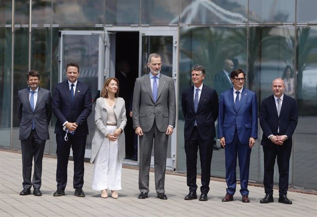 El Rey junto a la ministra Raquel Sánchez, el presidente del Cercle d'Economia, Jaume Guardiola; el delegado del Gobierno en Catalunya, Carlos Prieto; el líder del PSC, Salvador Illa; el alcalde Trzaskowski, y el teniente de alcalde Albert Batlle.