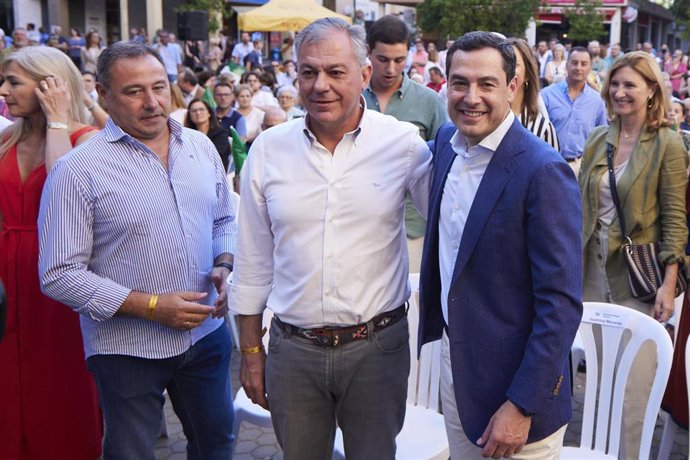 El candidato del PP a la Alcaldía de Sevilla, José Luis Sanz, (2d) junto al presidente del PP-A, Juanma Moreno, (d) y el delegado del Gobierno andaluz y presidente provincial del PP, Ricardo Sánchez (i).