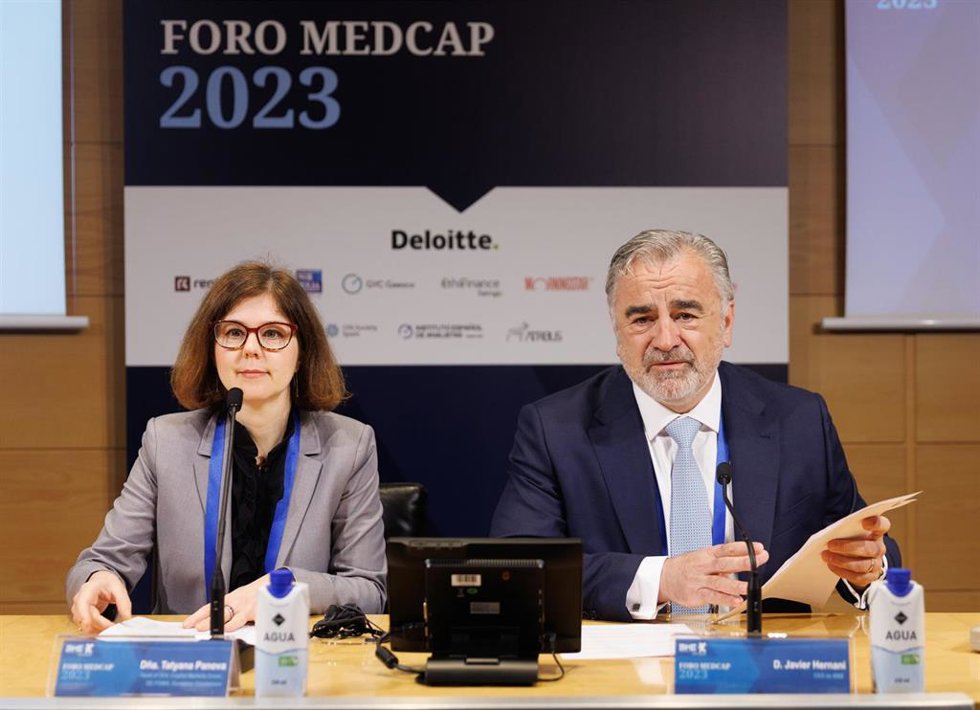 La jefa de la Unidad de Unión de Mercados de Capitales en la DG FISMA, Tatyana Panova, y el consejero delegado de BME, Javier Hernani, durante la 19 edición del Foro Medcap, en el Palacio de la Bolsa de Madrid, a 30 de mayo de 2023, en Madrid (España).