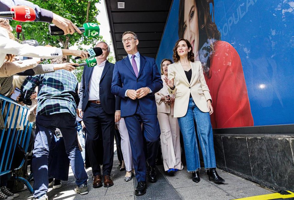 El presidente del Partido Popular, Alberto Núñez Feijóo (c), atiende a medios a su llegada a la Junta Directiva del PP, en la sede de Génova, a 30 de mayo de 2023, en Madrid (España)