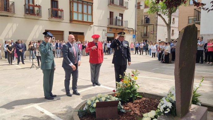 La localidad de Sangüesa homenajea a las últimas víctimas mortales de ETA en Navarra, los policías nacionales Bonifacio Martín Hernández y Julián Embid Luna