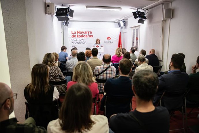 La candidata de Geroa Bai a la Presidencia del Gobierno de Navarra, Uxue Barkos, interviene durante la reunión mantenida con los cargos electos de la coalición