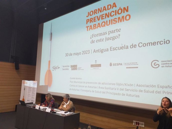 La directora general de Salud Pública, Lidia Clara Rodríguez (izda),  en la inauguración de la I Jornada de Prevención del Tabaquismo ¿Formas parte de este juego? del Plan Municipal de Prevención de Adicciones de Gijón, junto a la alcaldesa, Ana Gonzále