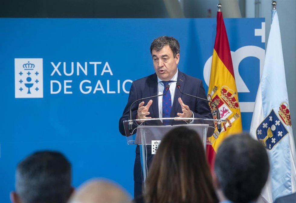 El conselleiro de Cultura, Educación, FP e Universidades, Román Rodríguez, presenta las nuevas materias optativas de inteligencia artificial.