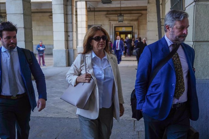 La ex directora económica financiera de la entidad Ana Valls, , llegando a la Audiencia de Sevilla