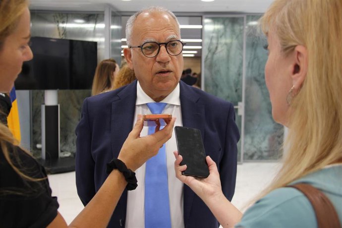 El presidente de Agrupación Socialista Gomera (ASG), Casimiro Curbelo, atiende a los medios de comunicación