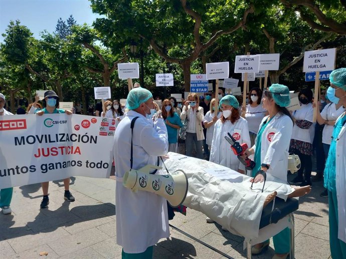 Funcionarios de justicia escenifican la "muerte y autopsia" de la justicia