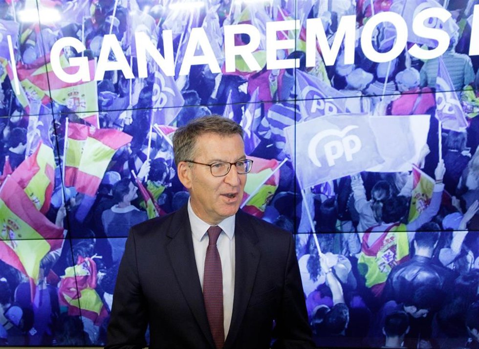 El presidente del Partido Popular, Alberto Núñez Feijóo, a su llegada a la Junta Directiva del PP, en la sede de Génova, a 30 de mayo de 2023, en Madrid (España). Durante la Junta Directiva, Feijóo ha llamado a no bajar la guardia y trabajar para amplia