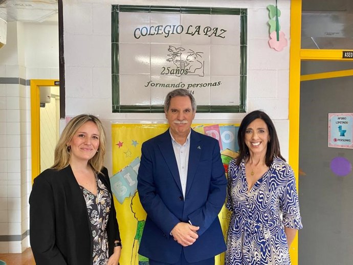 Viso (centro), en su visita al CEIP La Paz.