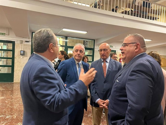 El consejero de Sanidad, Alejandra Vázquez, asiste a la entrega de certificaciones de calidad al Hospital Clínico Universitario de Valladolid