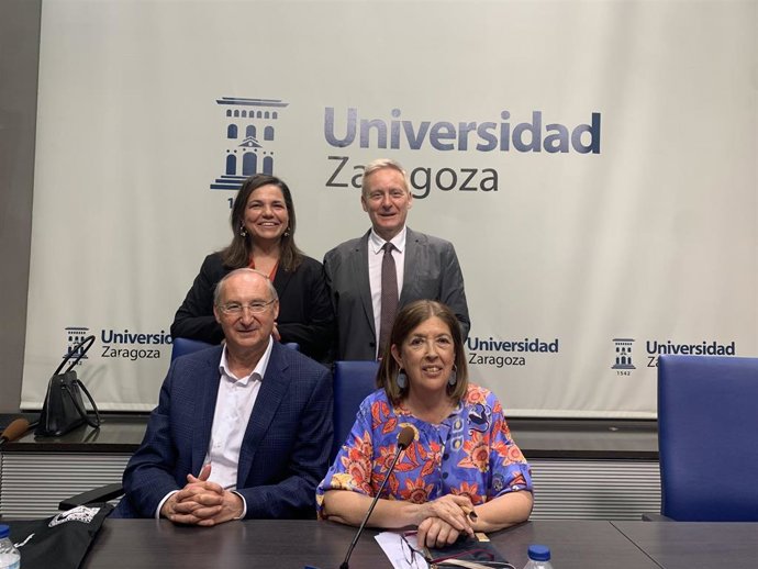 Ángel L. Mongue, acompañado de Yolanda Polo, Carmen Marta y Vicente Lagües.