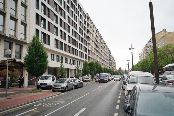 Furgonetas de la Ertzaintza frente al apartahotel donde se ha encontrado el cadáver de una mujer en Vitoria