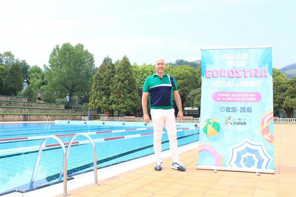 Iñigo Asensio en las piscinas exteriores de Gorostiza.