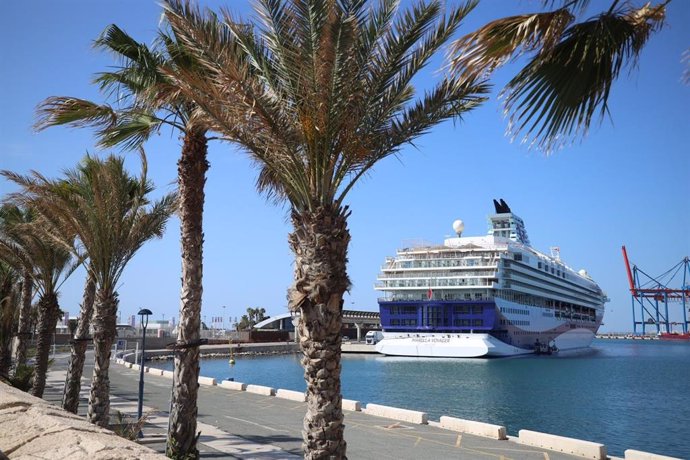 El 'Marella Voyager', procedente del astillero, atracó en la Terminal A de Cruceros (Dique de Levante) este pasado lunes, lugar donde va a permanecer hasta su próxima salida, el miércoles, 31 de mayo.