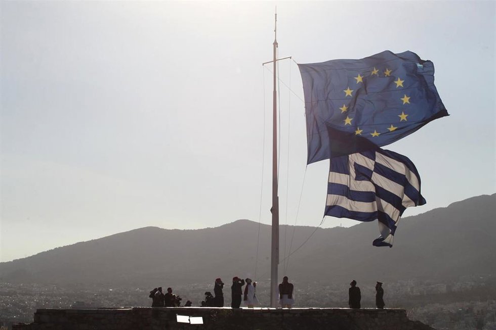 Archivo - Bandera griega en la Acrópolis (Archivo)