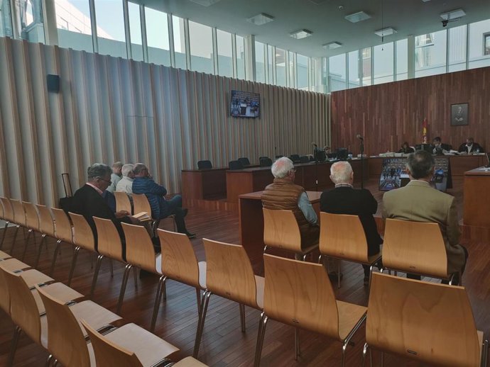 Acusados por prevaricación y cohecho en la licitación del contrato de basuras de Nigrán en 2004, durante el juicio en la sección quinta de la Audiencia Provincial de Pontevedra, con sede en Vigo.