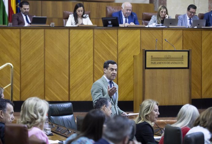 El presidente de la Junta de Andalucía, Juanma Moreno (c), en el Pleno del Parlamento andaluz. (Foto de archivo).