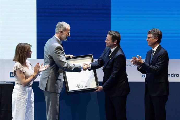 Felipe VI entrega el premio al alcalde de Varsovia, Rafal Trzaskowski, junto al presidente del Cercle, Jaume Guardiola, y la ministra de Transportes, Movilidad y Agenda Urbana, Raquel Sánchez.