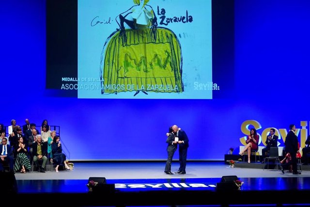 El alcalde en funciones, Antonio Muñoz, posa con los premiados con la Medalla de la Ciudad y con los Hijos Adoptivos e Hija Predilecta en el auditorio del Palacio de Congresos y Exposiciones.