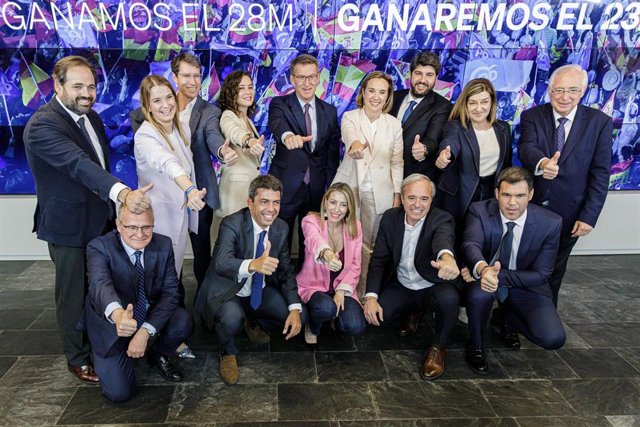 Foto de familia de los miembros del PP a su llegada a la Junta Directiva del PP, en la sede de Génova, a 30 de mayo de 2023, en Madrid (España). Durante la Junta Directiva, Feijóo ha llamado a no bajar la guardia y trabajar para ampliar en las elecciones 