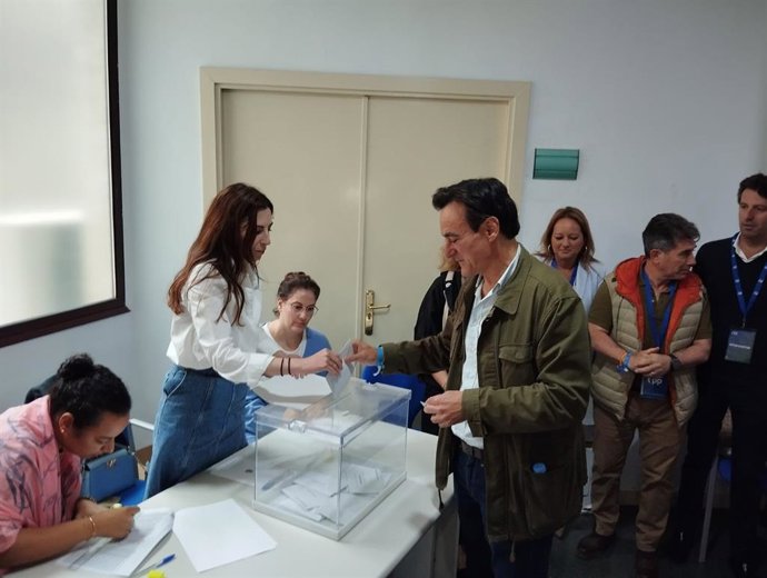 Agustín González vota en la jornada electoral.