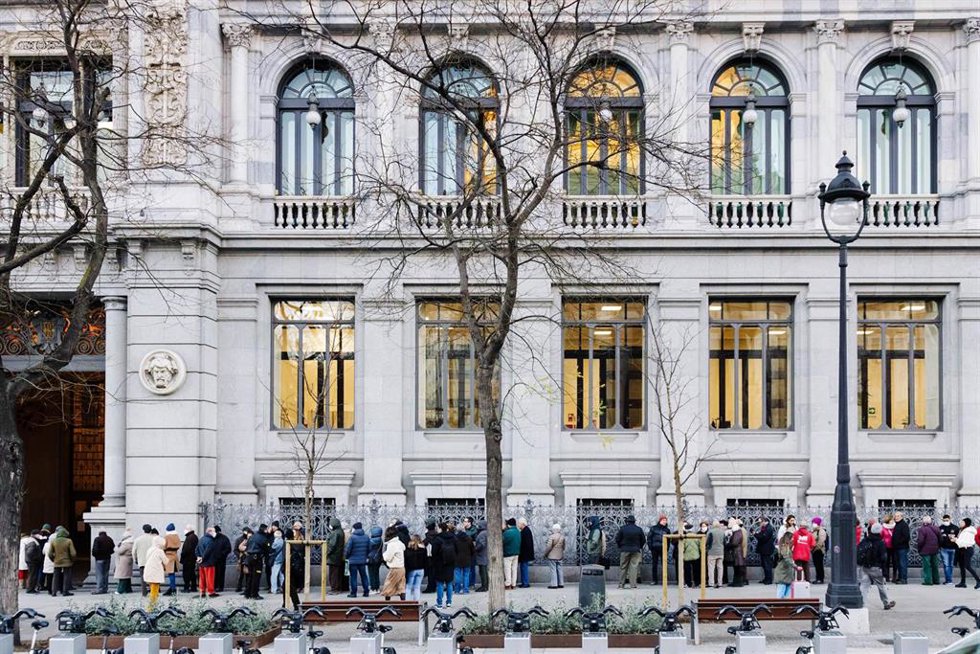 Archivo - Decenas de personas hacen cola para contratar Letras del Tesoro, en el Banco de España, a 3 de febrero de 2023, en Madrid (España). Las Letras del Tesoro son títulos de deuda pública  con un alto nivel de rentabilidad. Para poder realizar la c