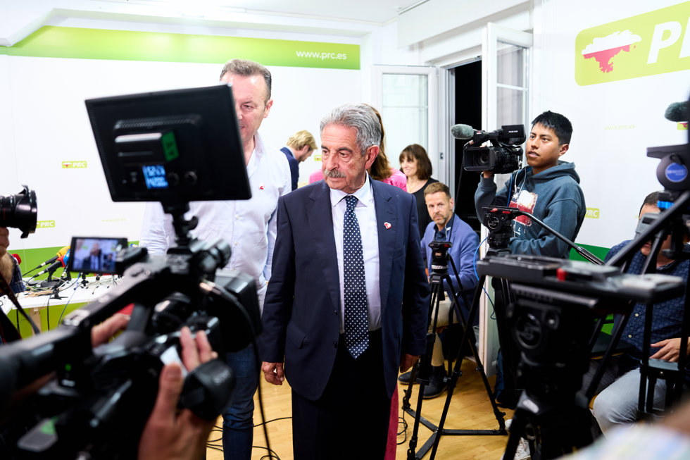 El secretario general del PRC, Miguel Ángel Revilla (c), en la noche electoral 