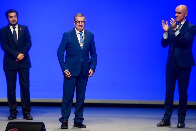 Francisco Robles, tras recibir la medalla de la ciudad de manos del alcalde en funciones, Antonio Muñoz, en una gala celebrada en Fibes.