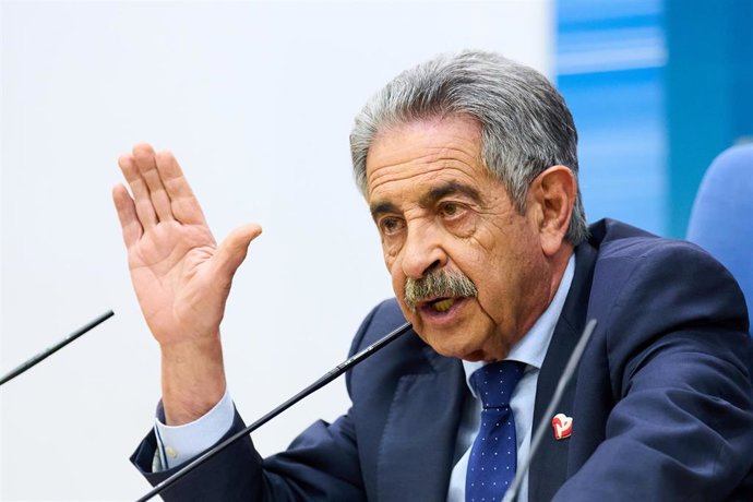 Archivo - El presidente de Cantabria en funciones, Miguel Ángel Revilla, durante una comparecencia.