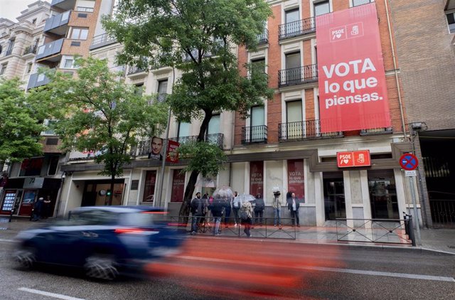 Fachada de la sede del PSOE durante el seguimiento de la jornada electoral en la sede federal del PSOE, a 28 de mayo de 2023, en Madrid (España). 