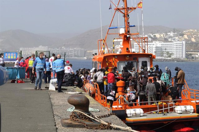 Archivo - Un barco de Salvamento Marítimo con casi un centenar de migrantes llega al Muelle de Arguineguín, a 12 de febrero de 2023, en Gran Canaria, Las Palmas, Canarias (España). Salvamento Marítimo ha rescatado a 98 migrantes de origen subsahariano de 