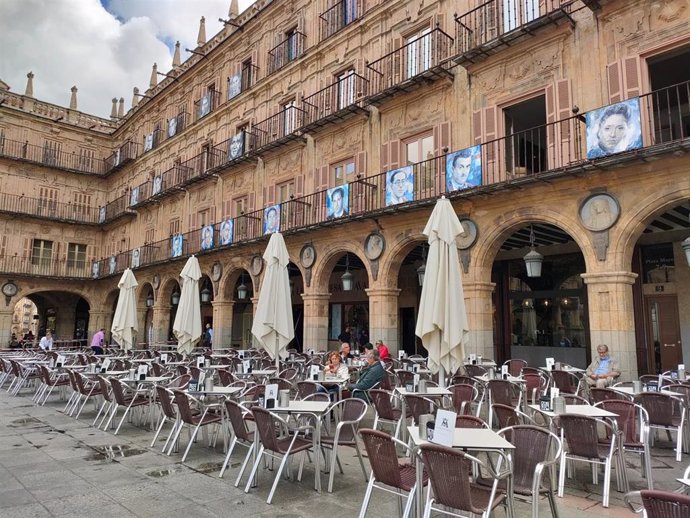Algunas de las obras ya instaladas en la plaza Mayot de Salamanca.