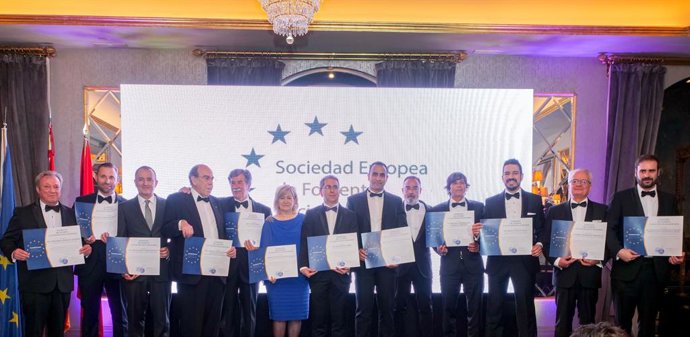 Los Premiados junto al Socio de Honor de la Sociedad.
