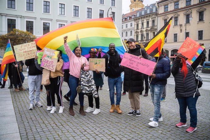 Archivo - Protesta en Múnich (Alemania) en favor de los derechos de la comunidad LGTBI en Uganda