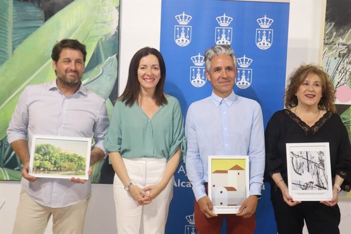 La delegada de Patrimonio del Ayuntamiento alcalareño, Ángeles Ballesteros, junto a los ganadores del Concurso Internacional Paisajes 2023.