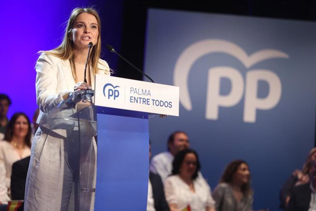 La candidata del PP a la Presidencia de Baleares, Marga Prohens, interviene en un acto de campaña, en el Trui Teatre, a 24 de mayo de 2023, en Palma, Mallorca, Baleares (España). 
