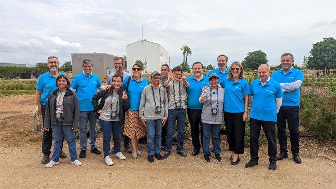 Una decena de voluntarios de CaixaBank en Baleares, acompañados por el sumilier de elBulli, visitan la Fundación