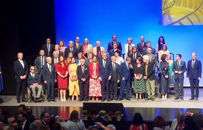 El alcalde en funciones, Antonio Muñoz, posa con los premiados con la Medalla de la Ciudad y con los Hijos Adoptivos e Hija Predilecta en el auditorio del Palacio de Congresos y Exposiciones.