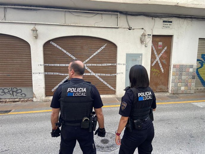 Agentes de la Policía Local de Sant Antoni, en Ibiza, tras el cierre de un local