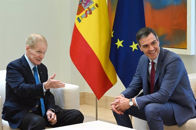 El presidente del Gobierno, Pedro Sánchez, junto al administrador de la NASA, Bill Nelson, en una reunión en el palacio de la Moncloa