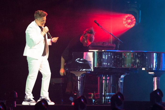 Archivo - El cantante Alejandro Sanz durante un concierto en el Wanda Metropolitano, a 4 de junio de 2022, en Madrid (España).
