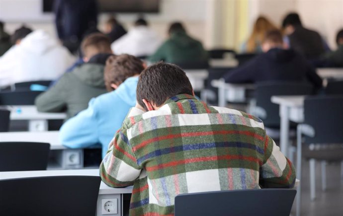 Archivo - Varios alumnos de la Facultad de Ciencias económicas de la Universidad CEU San Pablo realizan un examen